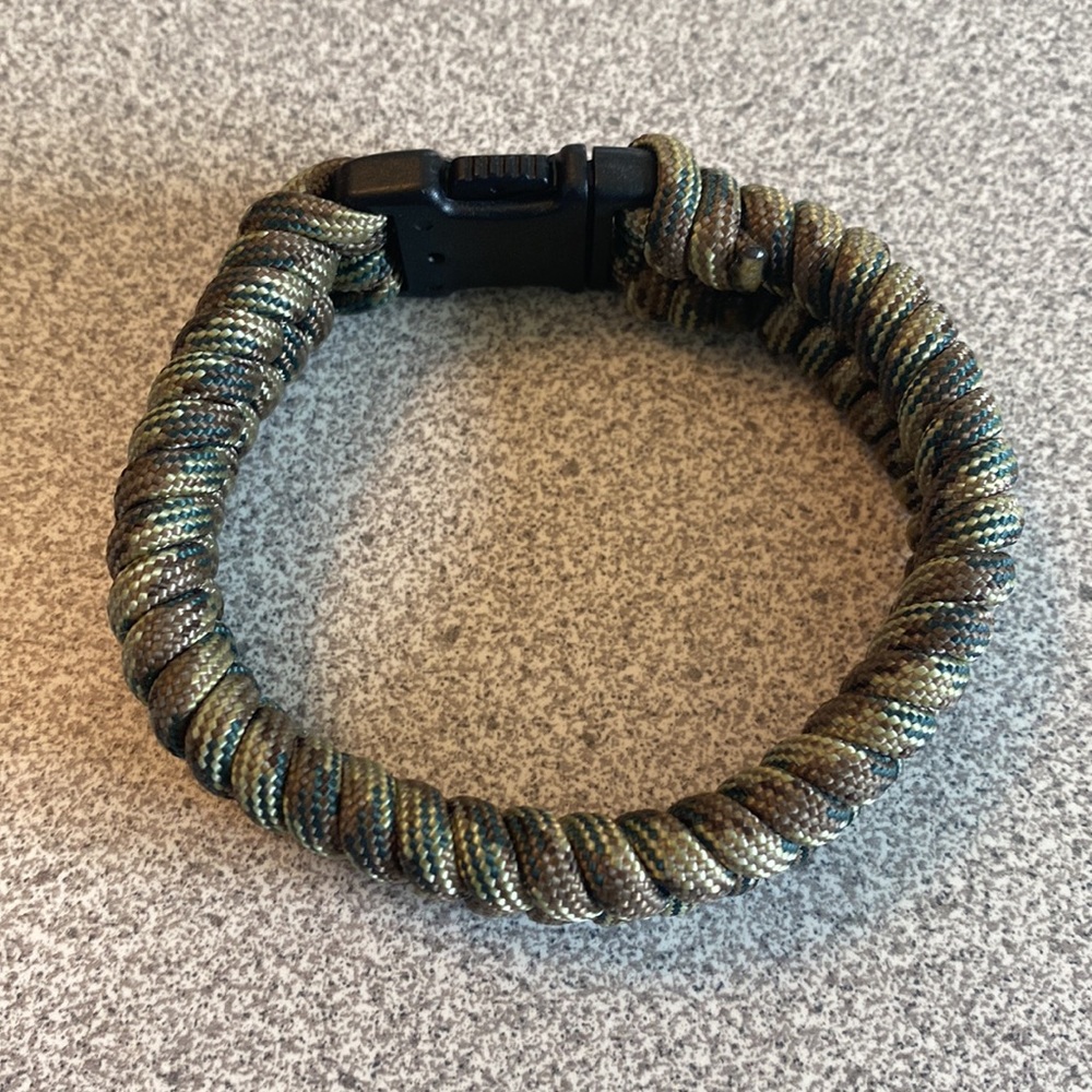 Military Style Paracord Bracelet! - Picture 2 of 2